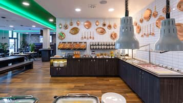 Tägliches Frühstücksbuffet (17 EUR pro Person)