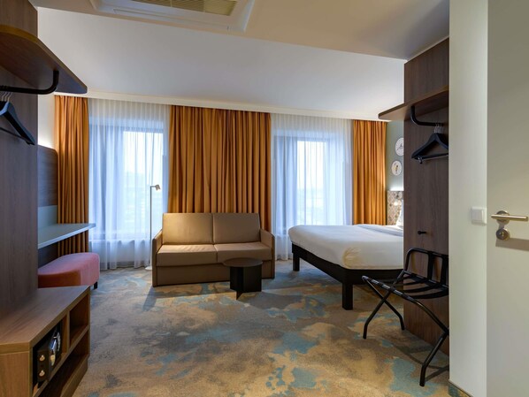 Familienzimmer, 1 Doppelbett und Schlafsofa (Modern) | Allergikerbettwaren, Verdunkelungsvorhänge, Bettwäsche