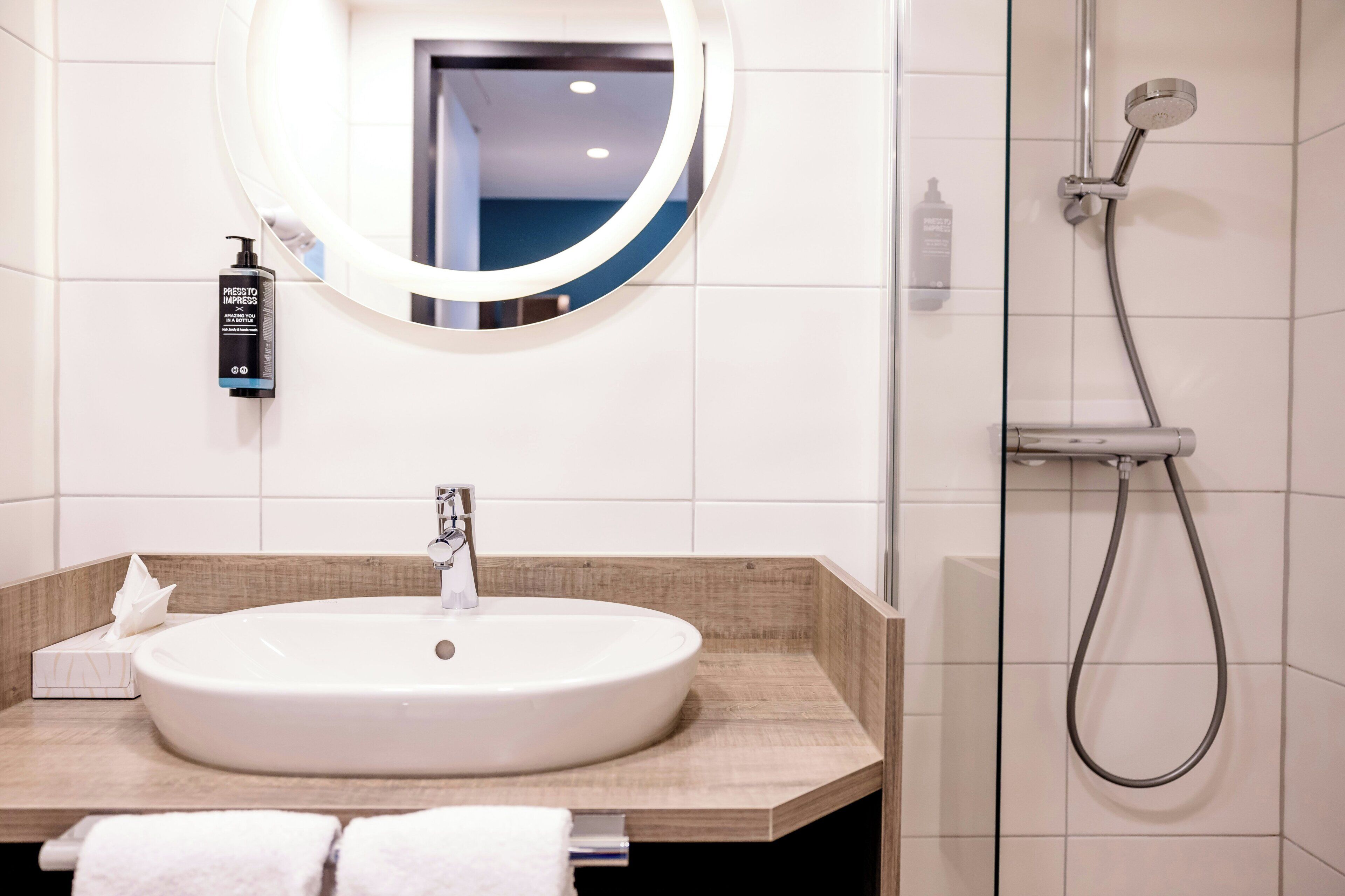 Ducha, artículos de higiene personal ecológicos, toallas y jabón
