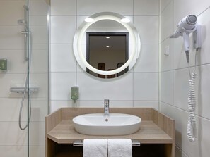 Family Room, 1 Double Bed with Sofa bed (Modern) | Bathroom | Shower, eco-friendly toiletries, towels, soap - Ibis Styles Kiel (Kiel)
