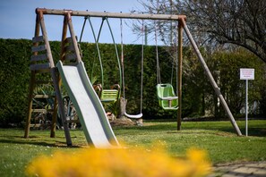 Lasten leikkialue ulkona