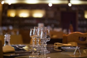 S'hi serveixen esmorzars, dinars, sopars i plats de cuina francesa