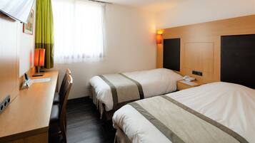 Escritorio, espacio para trabajar con laptop y cortinas blackout