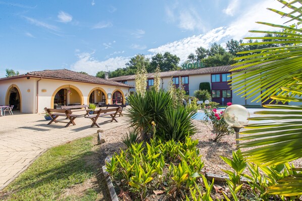 Exterior - LOGIS HOTEL RESTAURANT SOLENCA (Nogaro)