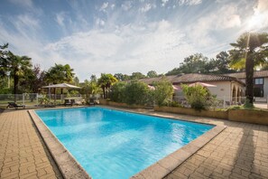 Seasonal outdoor pool, open 10:00 AM to 10:00 PM, pool umbrellas - LOGIS HOTEL RESTAURANT SOLENCA (Nogaro)