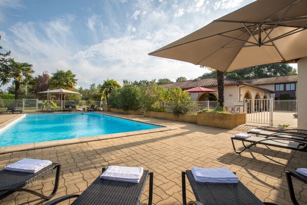 Seasonal outdoor pool, open 10:00 AM to 10:00 PM, pool umbrellas - LOGIS HOTEL RESTAURANT SOLENCA (Nogaro)