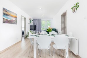 아파트, 침실 2개, 테라스, 강 전망 | 거실 공간