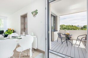 아파트, 침실 2개, 테라스, 강 전망 | 거실 공간