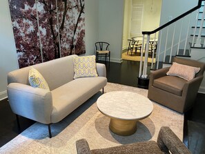 Smart TV, chimenea y oficina 