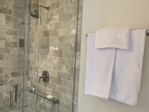 Dusche, Haartrockner, Handtücher