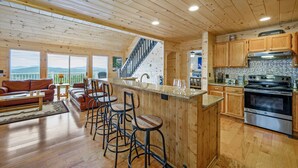 Un intérieur en bois comprenant une cuisine, un coin bar et des espaces pour s'asseoir.