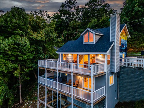 Stunning view, location & Cabin amenities- 2.4 mi to Gatlinburg