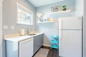 Coffee/tea maker, cookware/dishes/utensils - Fremont Bungalow with Backyard View Seattle (Seattle)