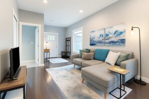 TV - Fremont Bungalow with Backyard View Seattle (Seattle)