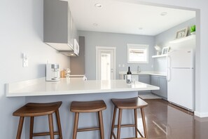 Wasserkocher mit Kaffee-/Teezubehör, Kochgeschirr/Geschirr/Besteck