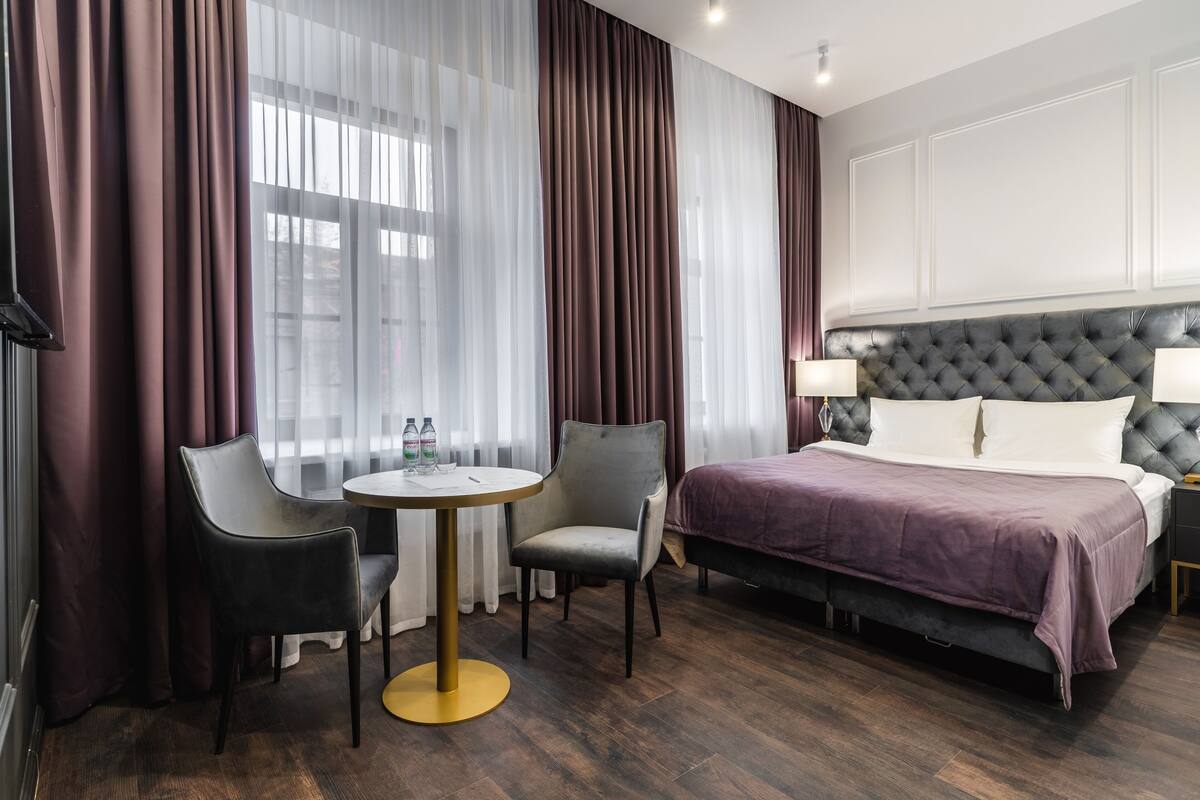 1 bedroom, premium bedding, minibar, in-room safe