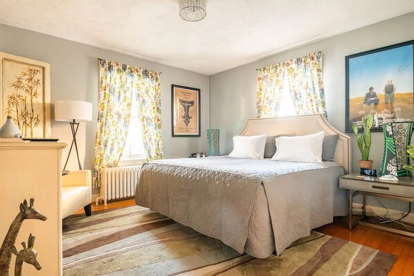 1 habitación, tabla de planchar con plancha y cuna de viaje 