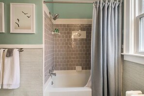 Bañera con ducha, secador de pelo, toallas, jabón