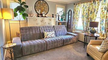 Smart TV, fireplace, DVD player, stereo