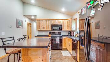 Geladeira, micro-ondas, cooktop, lava-louças