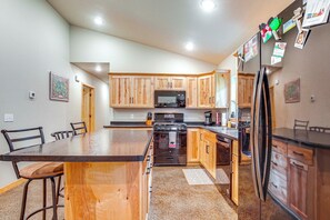 Fridge, microwave, stovetop, dishwasher - Mins to Woodruff Lakes: Pet-Friendly Cabin! (Woodruff)