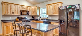 Mins to Woodruff Lakes: Pet-Friendly Cabin!