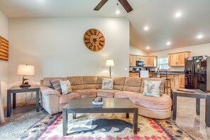 TV, books - Mins to Woodruff Lakes: Pet-Friendly Cabin! (Woodruff)