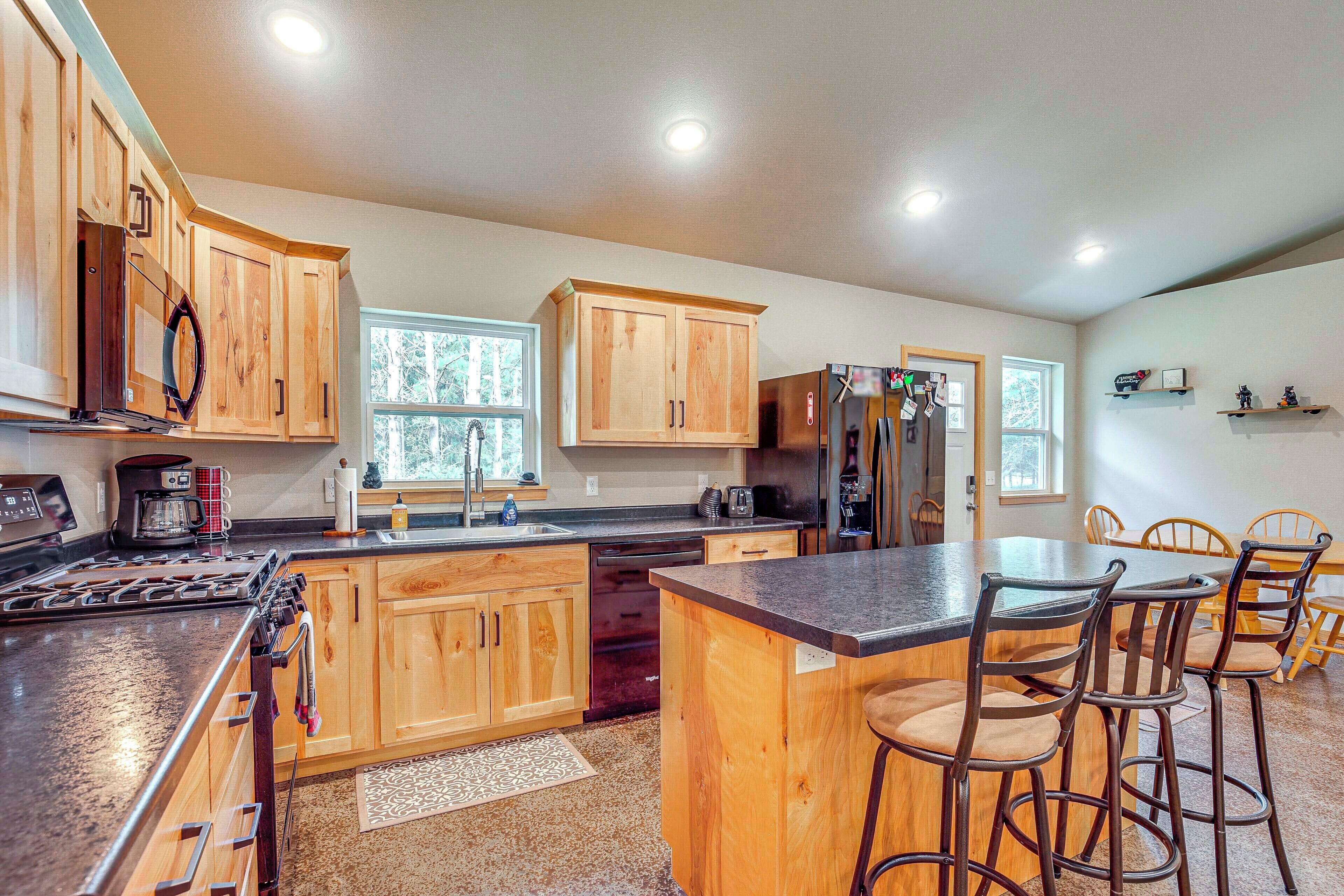 Fridge, microwave, stovetop, dishwasher