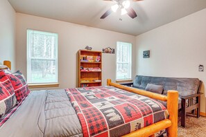 3 Schlafzimmer, Schreibtisch, Bügeleisen/Bügelbrett, Reisekinderbett