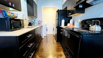 Réfrigérateur, micro-ondes, four, cafetière/bouilloire