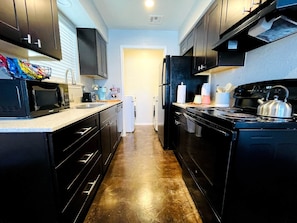 Réfrigérateur, micro-ondes, four, cafetiÚre/bouilloire