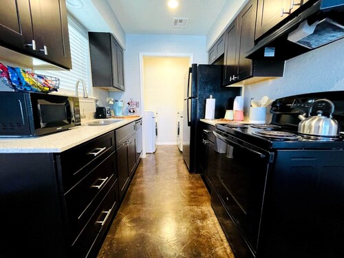 [SU 922-1] Graciela's Campus-close 2 bedroom luxury