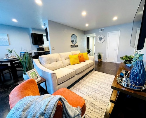 [SU 922-1] Graciela's Campus-close 2 bedroom luxury