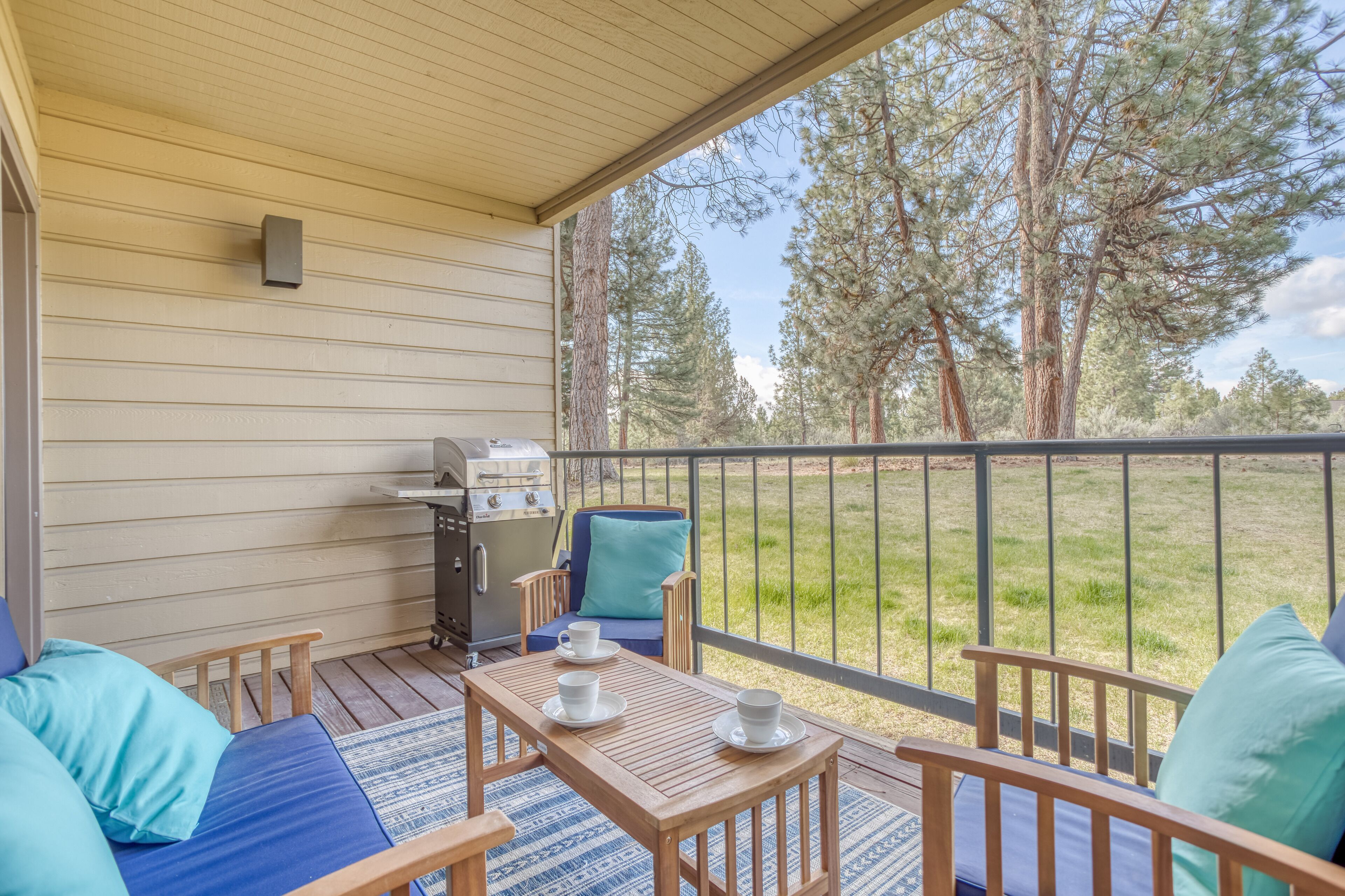 Newly Renovated, 2 Bedroom Corner Condo with Access to Pool, Bikes
