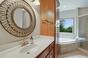 Combined shower/tub, hair dryer, towels
