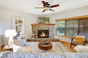 Smart TV, fireplace, ping pong, books