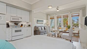 Studio | Laptop workspace, iron/ironing board, free WiFi