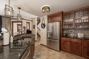 Apartment, 3 Schlafzimmer | Eigene Küche | Kühlschrank, Ofen, Herdplatte, Wasserkocher mit Kaffee-/Teezubehör