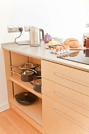 ثلاجة، ميكروويف، فرن، موقد طهي مسطح