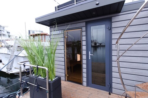 Hausboot Fjord Luna mit Bio-Sauna und Dachterrasse in Wendtorf