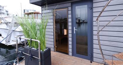 Hausboot Fjord Luna mit Bio-Sauna und Dachterrasse in Wendtorf