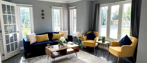 TĂ©lĂ©viseur connectĂ©, livres, Ă©cran dâordinateur