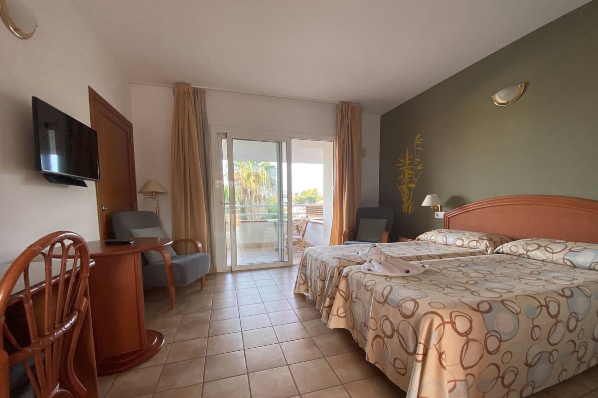 مساحة عمل للكمبيوتر المحمول وسرير سفر وواي فاي مجانًا وملاءات أسرّة