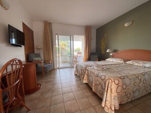 ノートパソコン用作業スペース、旅行用ベビーベッド、WiFi (無料)、ベッドシーツ