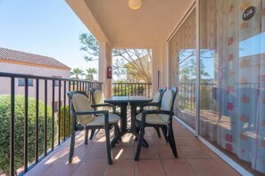 手提電腦工作空間、可攜式嬰兒床、免費 Wi-Fi、床單