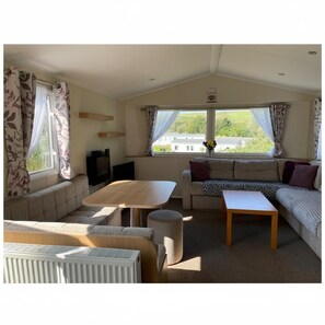 30-inch TV with digital channels, fireplace - Caravan - Sleeps 6 & Parking (St Leonards-On-Sea)