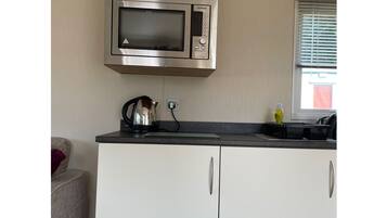 Apartment, Multiple Beds | Private kitchen | Fridge, microwave, oven, stovetop