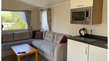 Apartment, Multiple Beds | Private kitchen | Fridge, microwave, oven, stovetop