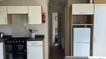 Cabin | Private kitchen | Fridge, microwave, oven, stovetop