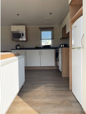 Ferienhütte | Eigene Küche | Kühlschrank, Mikrowelle, Ofen, Herdplatte